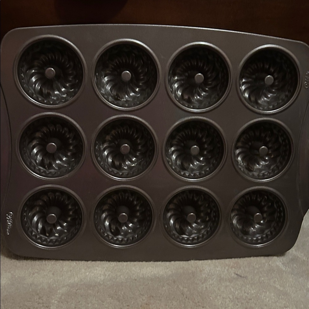 Wilton Twelve-Cavity Donut/mini bundt cake Pan - Dark Gray.